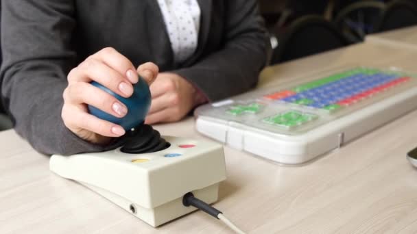 Vrouw met cerebrale parese werkt op een gespecialiseerde computer muis. — Stockvideo