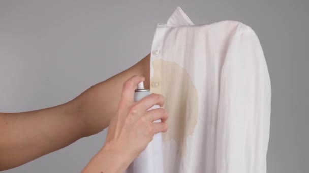 Mujer utiliza spray quitamanchas para oficina camisa blanca con mancha de café. La chica usa lejía en su blusa — Vídeos de Stock