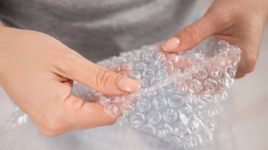 Meçhul kadın baloncukları patlatıyor. Stres önleyici