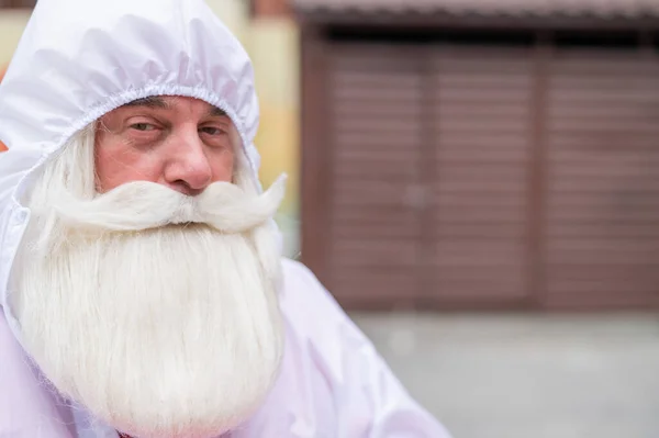 Retrato de un anciano con barba gris y bigote en traje protector. — Foto de Stock