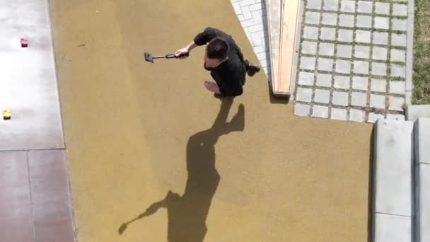Jovem caucasiano fazendo salto mortal e tirando selfie no smartphone ao ar livre. — Vídeo de Stock