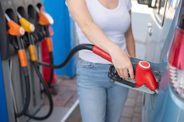 Donna caucasica che rifornisce un'auto in una stazione di servizio self-service. — Foto Stock