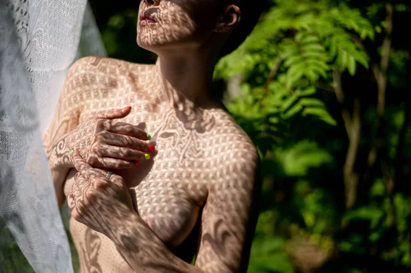 Mulher nua sexy na sombra de tecido openwork ao ar livre no verão. — Fotografia de Stock