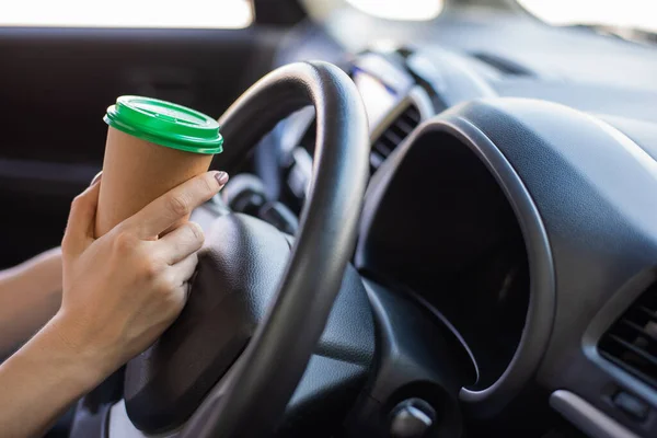 Meçhul bir kadın araba sürerken el işi bardakta kahve içiyor. Almak için sıcak bir tonik al — Stok fotoğraf