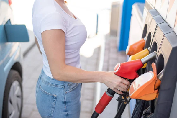 Biała kobieta tankuje samochód na stacji benzynowej samoobsługowej. — Zdjęcie stockowe