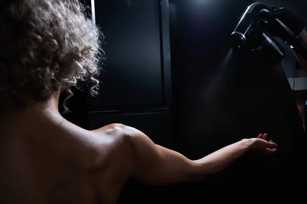 De meester brengt kleurverf aan op de hand van de vrouw. Onmiddellijke looiprocedure — Stockfoto