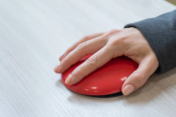 Mujer con parálisis cerebral trabajando en un ratón informático inalámbrico especializado. — Foto de Stock