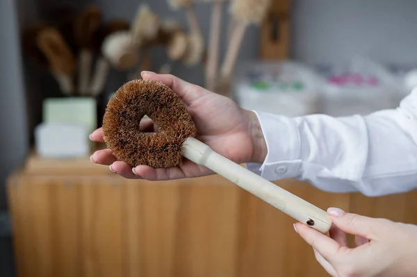 Kvinna som håller ekosvamp för att diska. Naturliga produkter utan avfall — Stockfoto