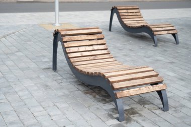 Halka açık ahşap banklar güneş pansiyonları.