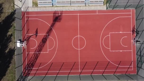 Blick von oben auf das Basketballfeld. Schießen aus einer Drohne — Stockvideo