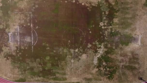 Vista superior de un campo de fútbol abandonado. Imágenes de drones del estadio de la vieja escuela — Vídeos de Stock