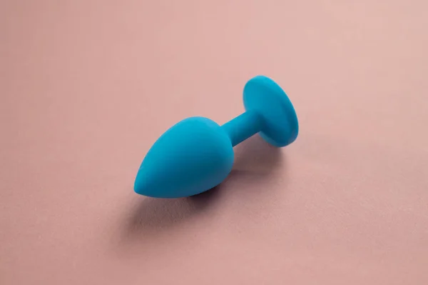 Plug anal azul sobre fondo rosa. Juguete para adultos para sexo alternativo — Foto de Stock