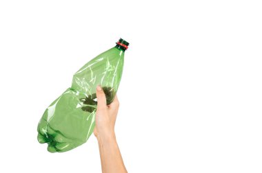 Beyaz arka planda yeşil plastik bir şişeyi tutan bir kadının yakın çekimi. İzole edilmiş