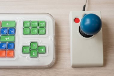 Serebral felçli insanlar için özel bir bilgisayar faresi ve klavye yakın plan.