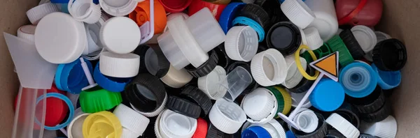Az újrahasznosítás céljából összegyűjtött műanyag kupakok közelsége. — Stock Fotó