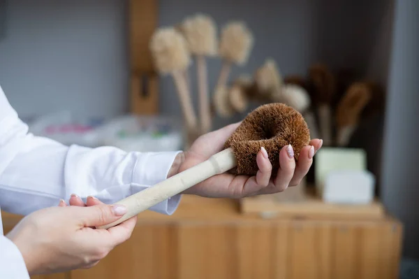 Woman holding eco sponge for washing dishes. Natural products with zero waste — Stock Photo, Image