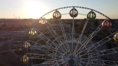 Gün batımında drondan dönme dolaba bak.