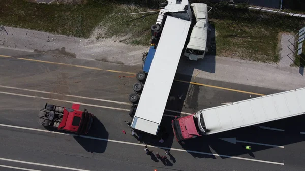 Vista superior de un accidente de coche que involucra un camión y un autobús. Filmación desde un dron —  Fotos de Stock