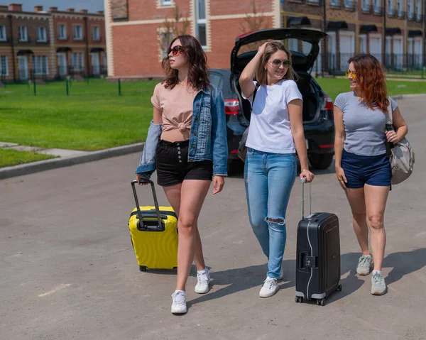 Drei Freunde werden mit dem Auto anreisen. Sommerferien — Stockfoto