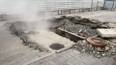 Isıtma sisteminin tamiri. Buharın aktığı yeraltı borusu hasar görmüş.