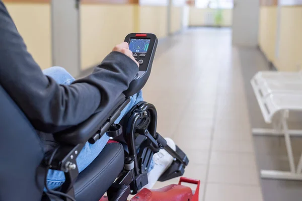 Close-up van een vrouwelijke hand op de bedieningshendel van een elektrische rolstoel — Stockfoto