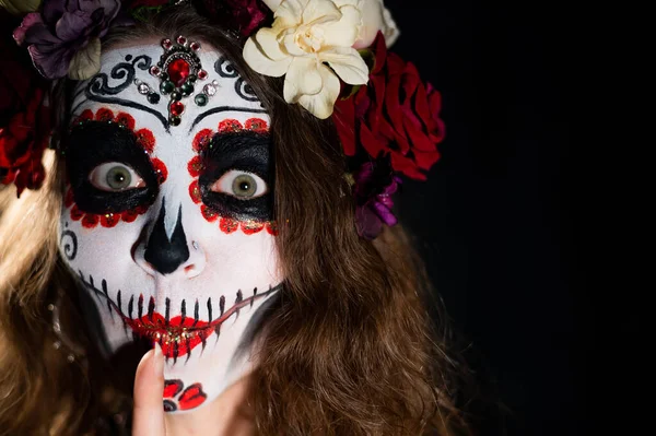 Mulher em Santa Muerte maquiagem em um fundo preto. Menina vestindo trajes tradicionais mexicanos de morte santa para o dia das bruxas. Espaço de cópia — Fotografia de Stock