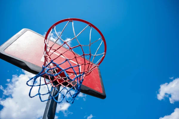 Vue du bas d'un panier de basket vide contre le ciel bleu — Photo