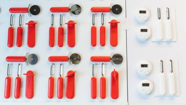 Mutfak için birkaç alet edevat. Soyucu. Termometre.