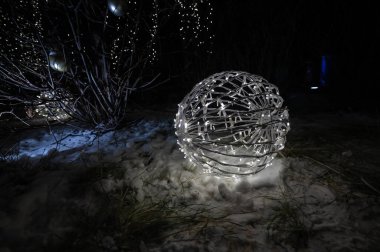 Karda top şeklinde Noel ışıkları..