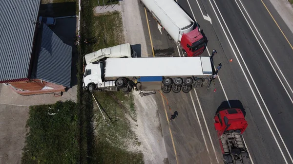 Vista superior de un accidente de coche que involucra un camión y un autobús. Filmación desde un dron —  Fotos de Stock