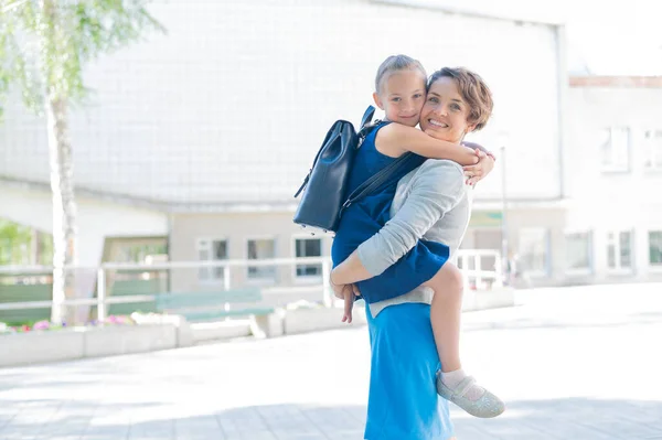 Любящая мать держит свою дочь. Белая женщина обнимает школьницу — стоковое фото