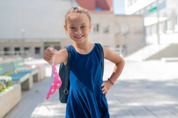 Colegial feliz tirou sua máscara protetora. — Fotografia de Stock