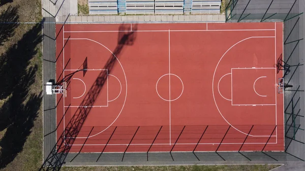 Вид зверху на поле для баскетболу. Стрілянина з дрону — стокове фото