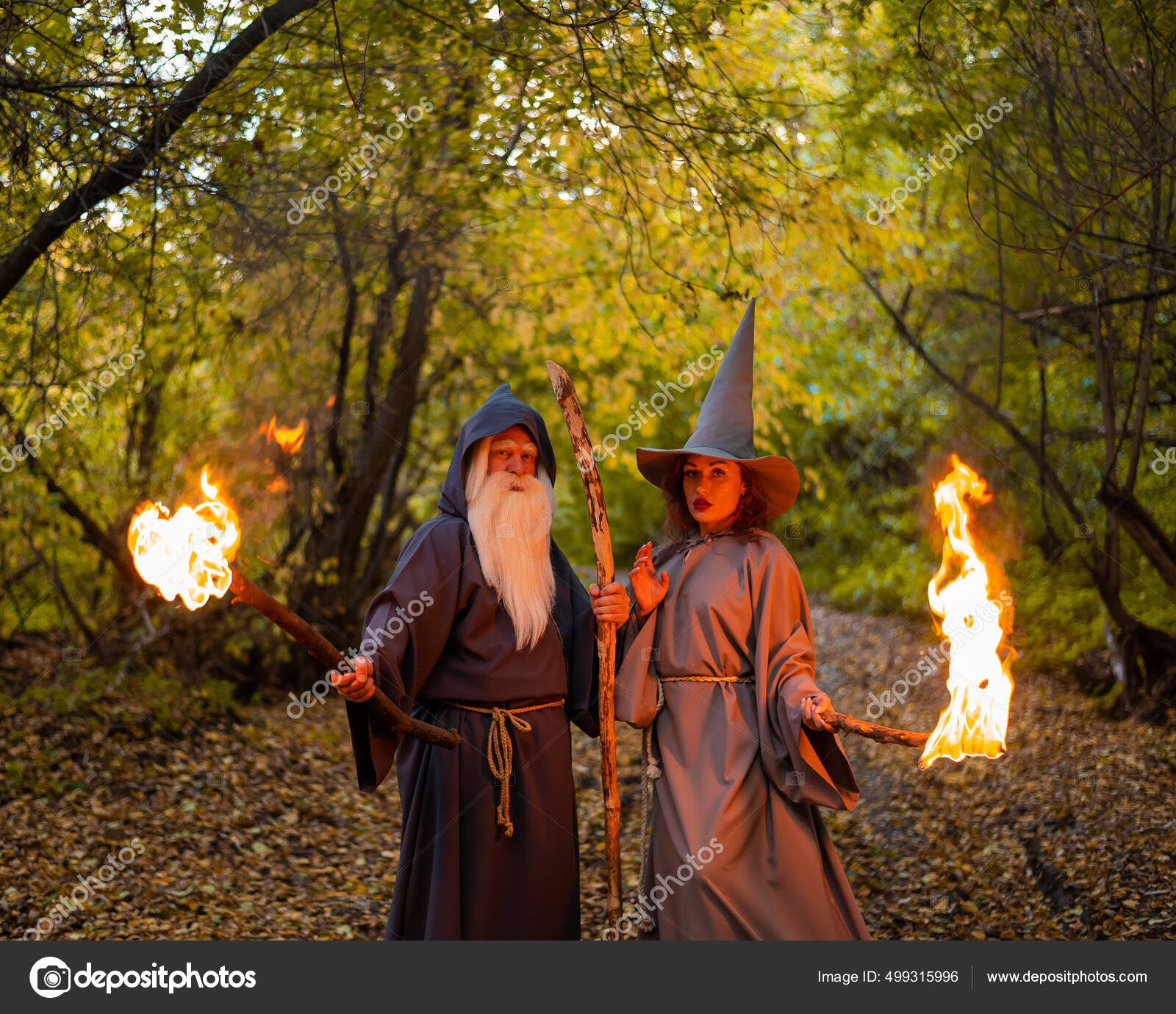 Mago y hechicera en el bosque otoñal. Anciano hombre y mujer en trajes de carnaval para Halloween: fotografía de stock © inside-studio #499315996 | Depositphotos Mago y hechicera en el bosque otoñal. Anciano hombre y mujer en trajes de carnaval para Halloween: fotografía de stock © inside-studio #499315996 | Depositphotos