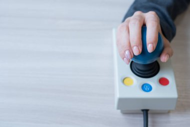 Serebral felçli bir kadın özel bir bilgisayar faresinde çalışıyor..