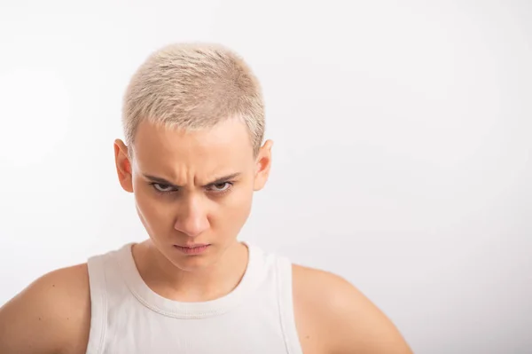 Mécontent jeune femme caucasienne avec coupe de cheveux courte sur fond blanc. — Photo