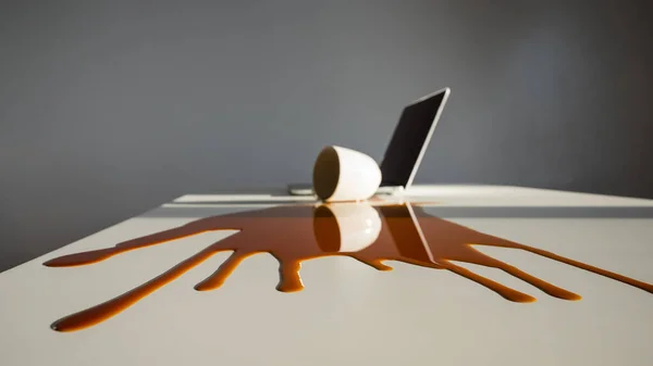 Tazza di caffè nero versato sul computer portatile sul desktop bianco. — Foto Stock