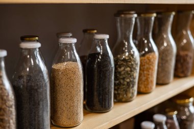 Çevre dostu bir dükkanda içinde mısır gevreği olan cam kavanozlar. Plastik tek kullanımlık ambalajsız market kavramı.