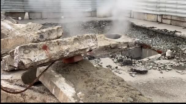 暖房機の修理。蒸気の流れが破損する地下パイプ — ストック動画