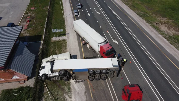 Vista superior de un accidente de coche que involucra un camión y un autobús. Filmación desde un dron —  Fotos de Stock