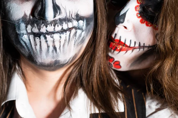 Mulher em Santa Muerte traje e homem em esqueleto bodypainting para halloween. — Fotografia de Stock