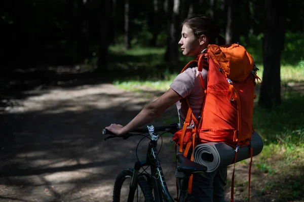 Femme caucasienne fait du vélo dans la forêt — Photo