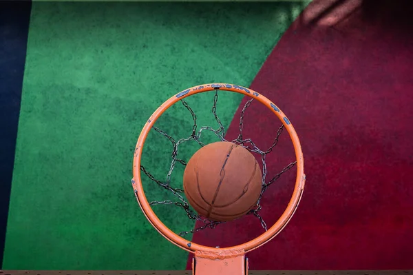 Vista dall'alto del cestino da basket con palla. — Foto Stock