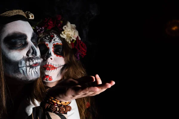 Nő Santa Muerte jelmez és férfi csontváz testfestés halloween. — Stock Fotó