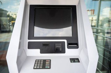 Boş siyah ekranlı bir bilet otomatına yakın çekim