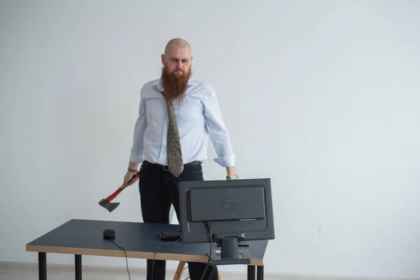 Stressad galen affärsman krossa sin dator på kontoret med hjälp av ax problem koncept. Mannen har problem på jobbet och frustration. — Stockfoto