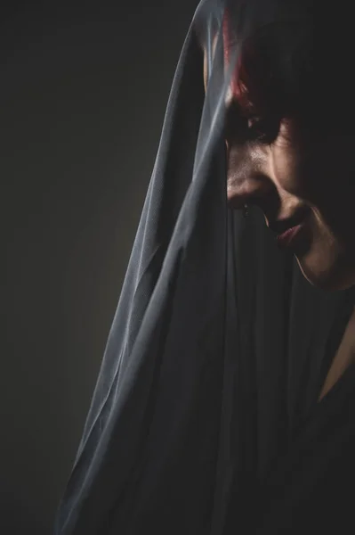Perfil de uma mulher num véu preto. Noiva morta para o Dia das Bruxas. Retrato de uma bruxa sorrindo mal na frente de um clã. — Fotografia de Stock
