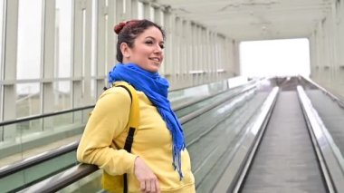 Bir gezginin üzerinde hareket eden bir kadının portresi