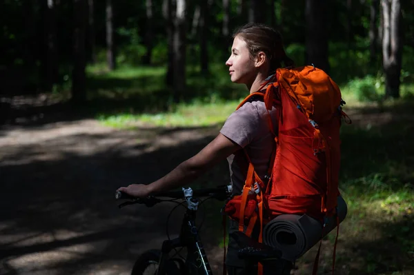 Femme caucasienne fait du vélo dans la forêt — Photo