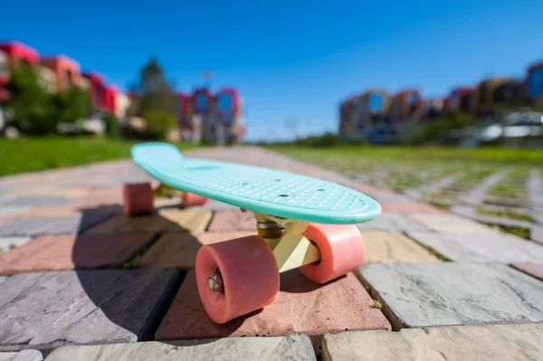 Close-up de um penny board ao ar livre em um dia quente de verão. — Fotografia de Stock